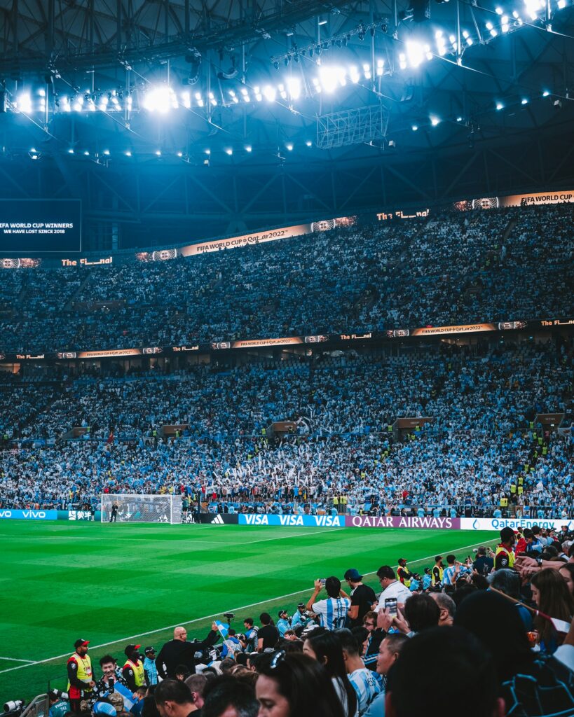 Dolu bir stadyumda futbol maçını izleyen taraftar kalabalığı