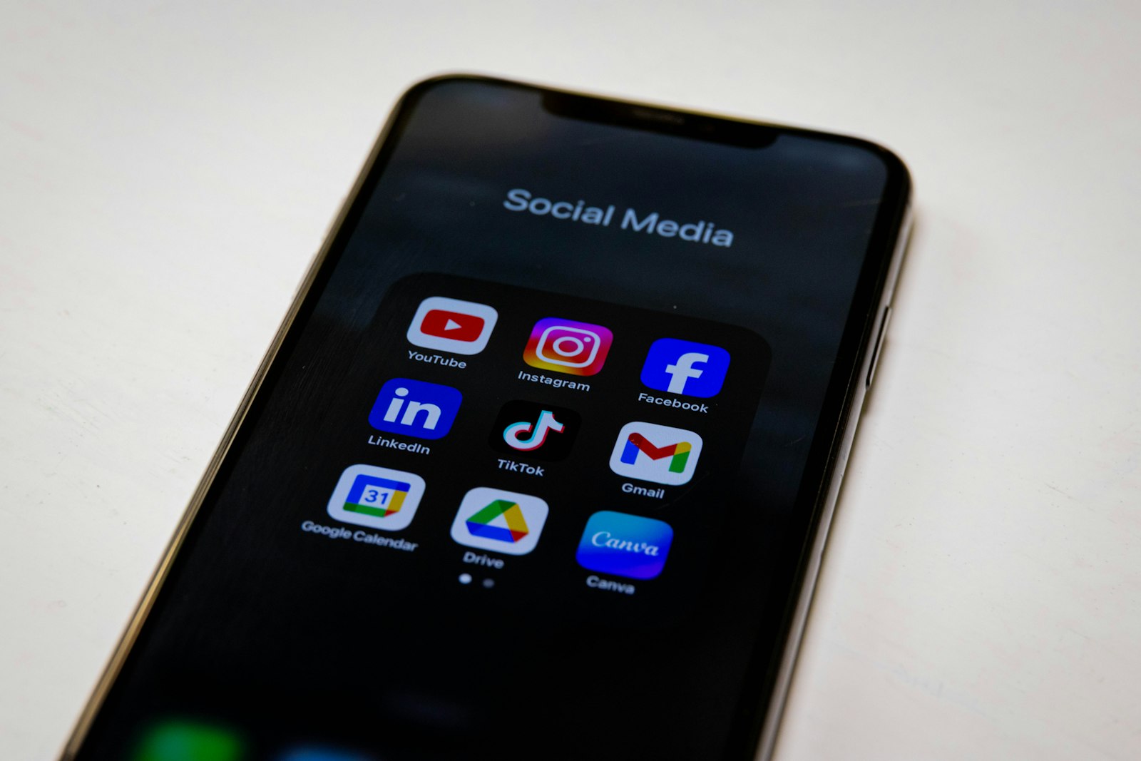 Bir akıllı telefon ekranında sosyal medya uygulama ikonları