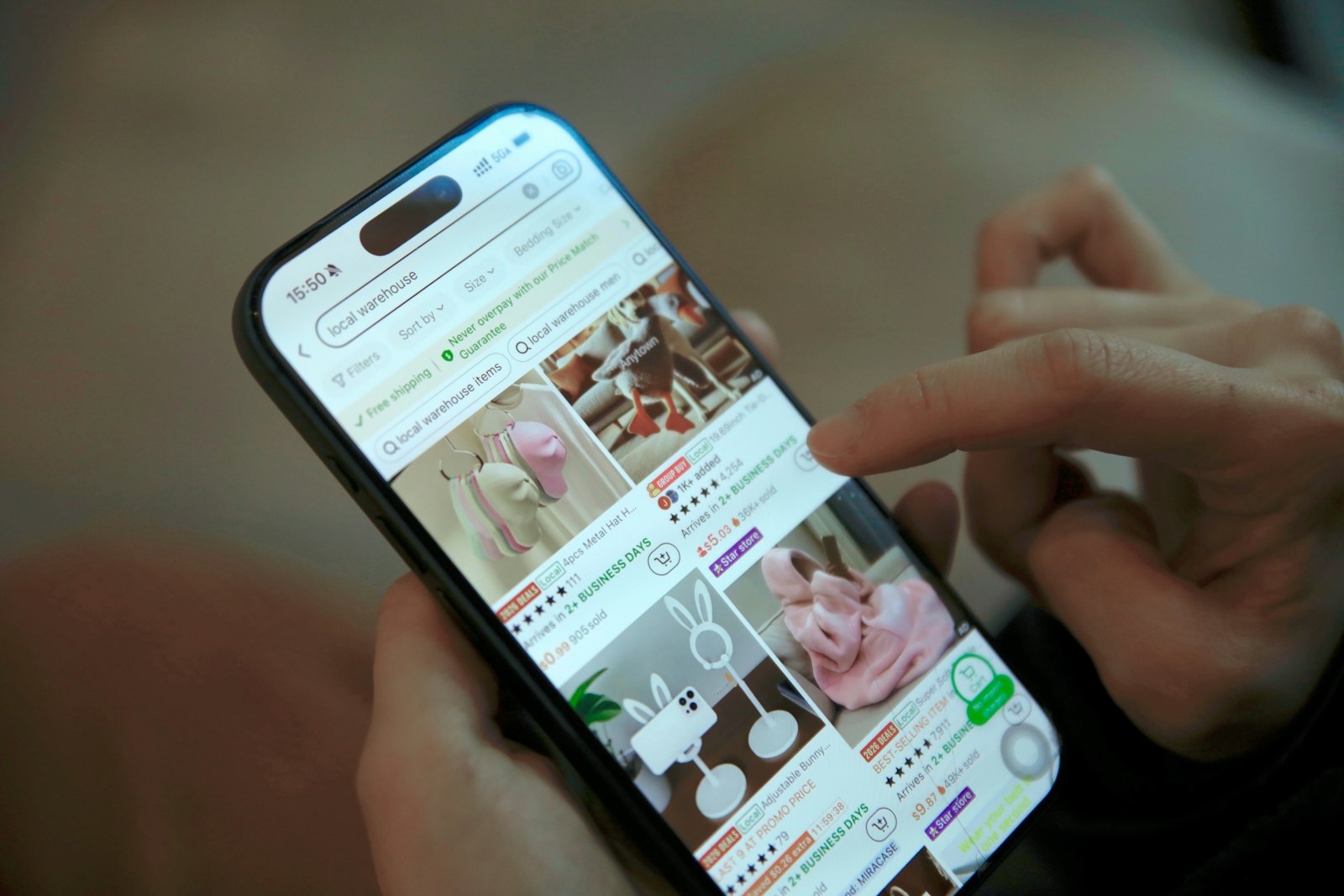 Bir kişi telefonda online alışveriş uygulamasında gezinir