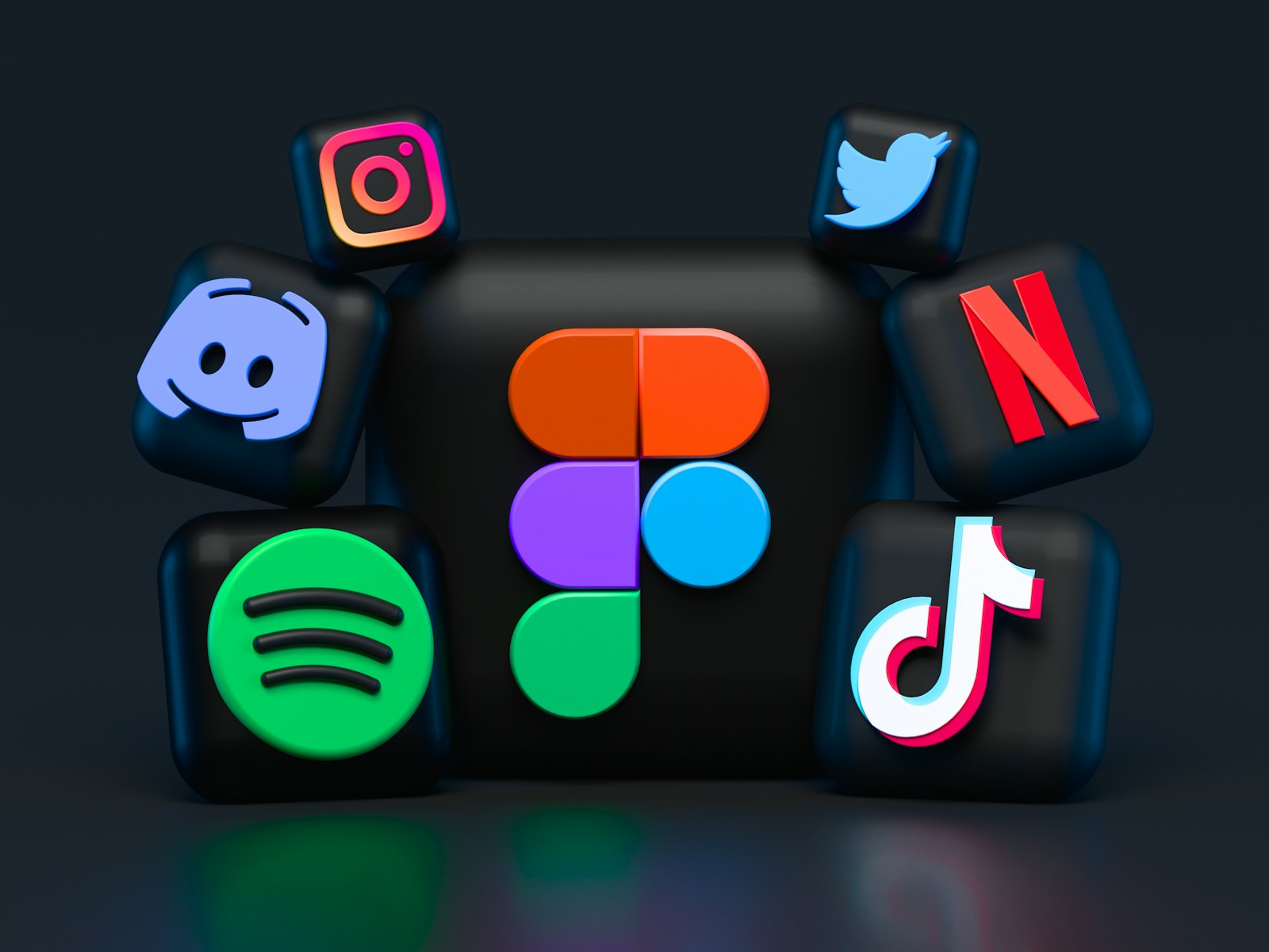 mikro influencer pazarlama için telefonda içerik üreten genç kadın