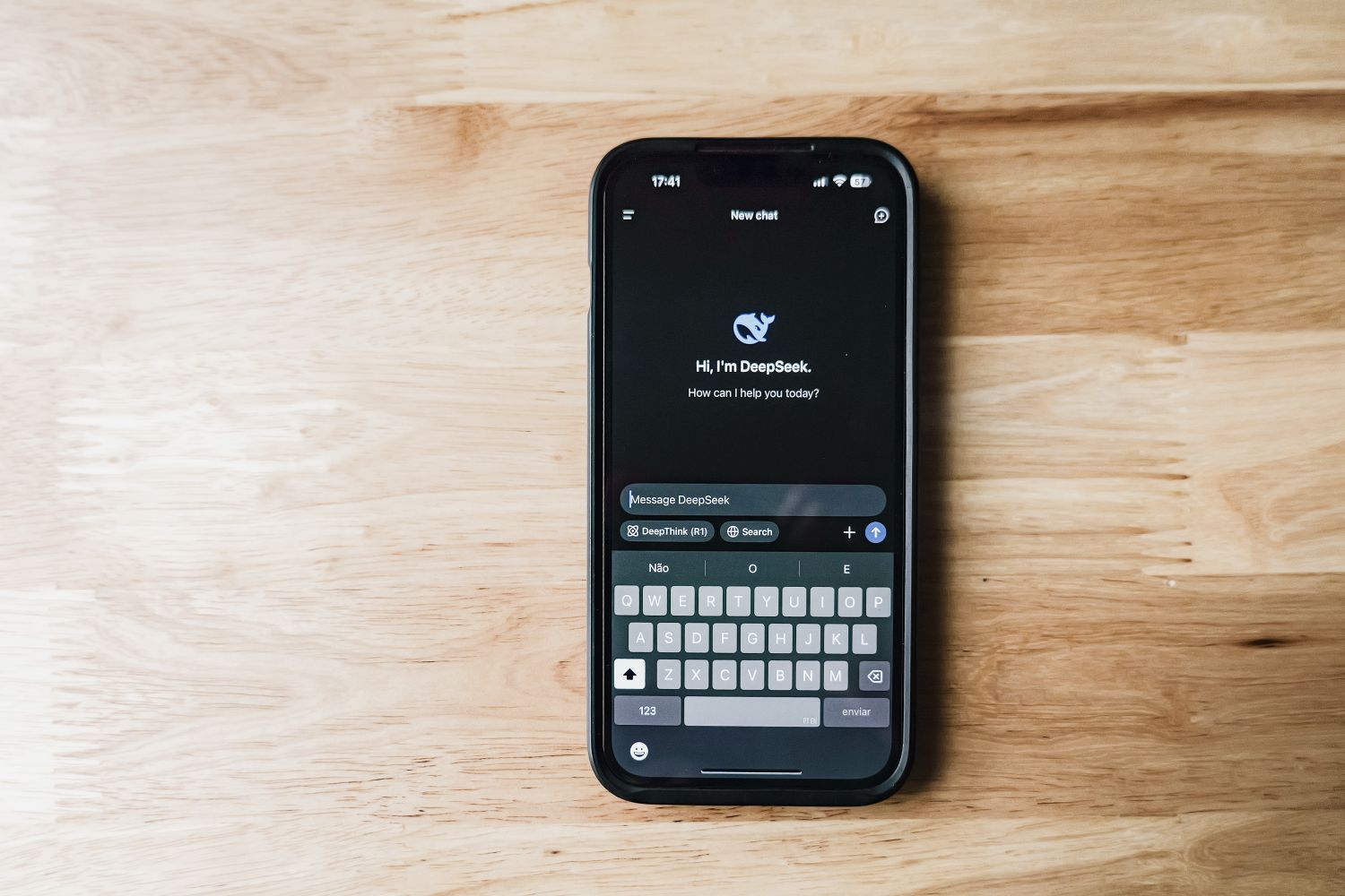 Akıllı telefonda yapay zeka sohbet arayüzü ve ChatGPT reklam yönetimi görseli