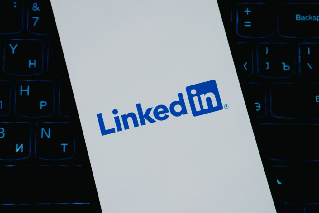 Akıllı telefon ekranında görünen LinkedIn logosu