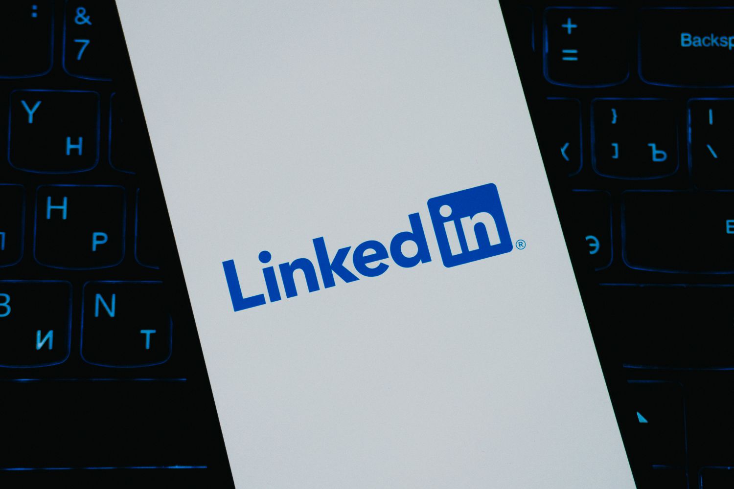 Akıllı telefon ekranında görünen LinkedIn logosu