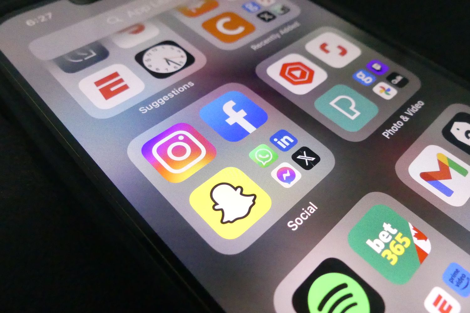 Akıllı telefon ekranında sosyal medya uygulamaları, X içerik ödül programı haberi görseli