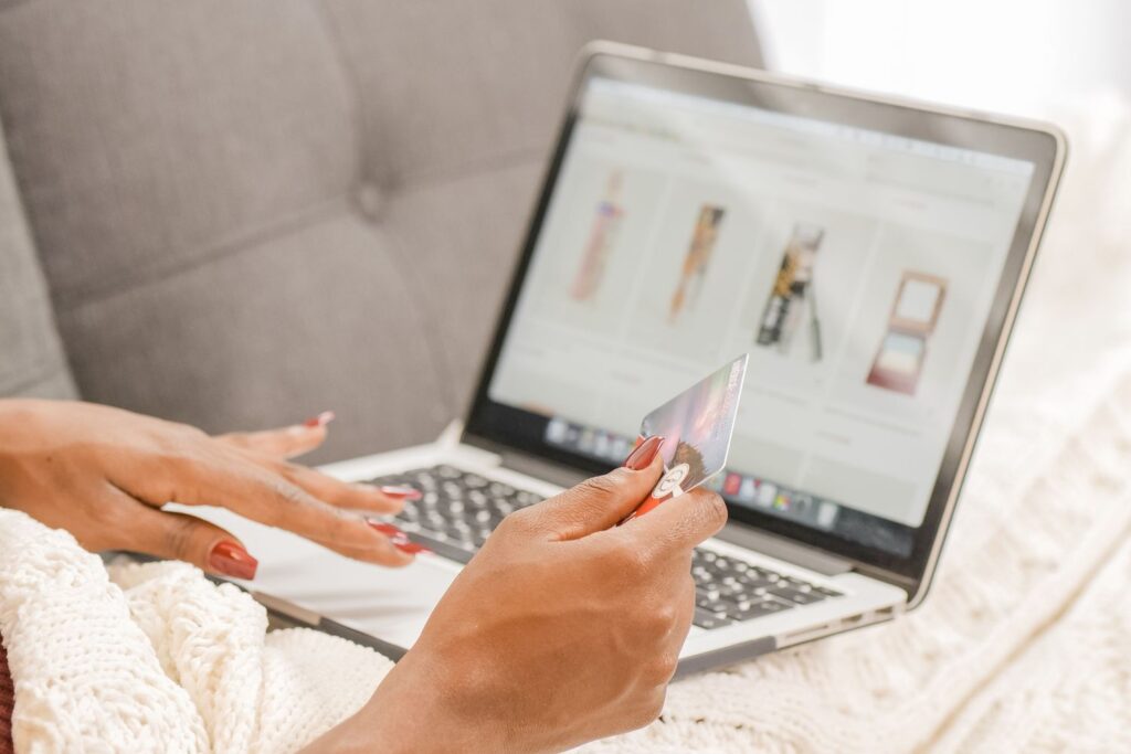 Dizüstü bilgisayarla online alışveriş yapan kişi, Amazon unBoxed 2026 haberi görseli