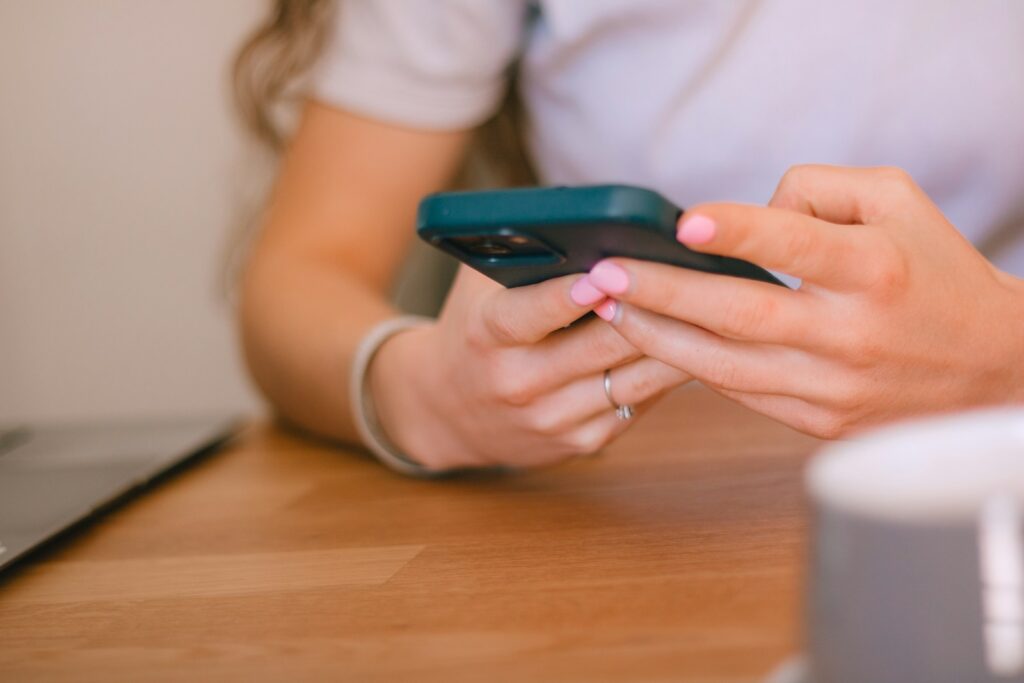 Akıllı telefonda Instagram akışına bakan bir kişi