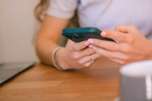 Akıllı telefonda Instagram akışına bakan bir kişi