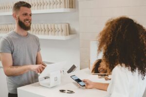 Online alışverişte kredi kartıyla ödeme yapan müşteri