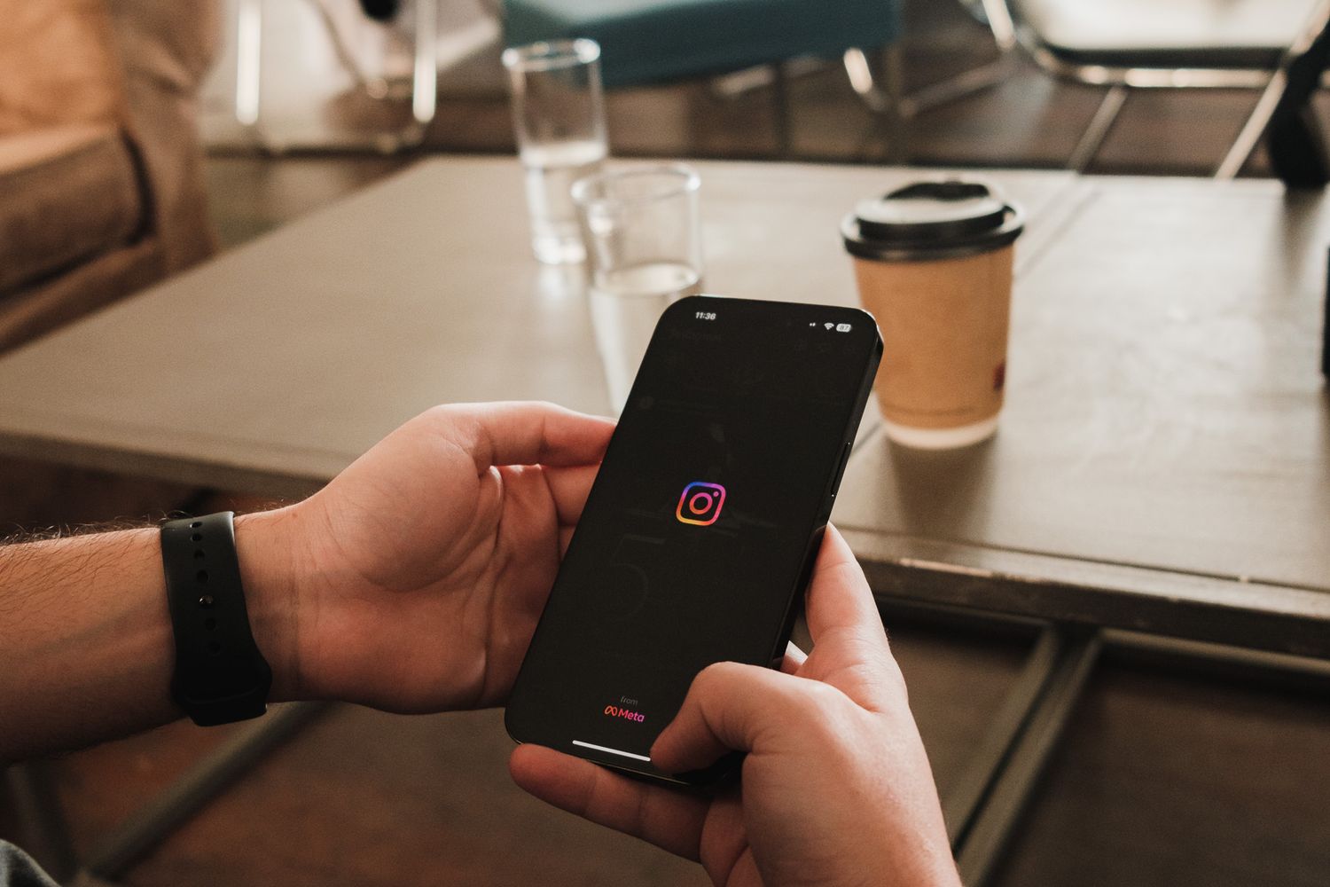 Telefonda Instagram uygulamasını açan kullanıcı
