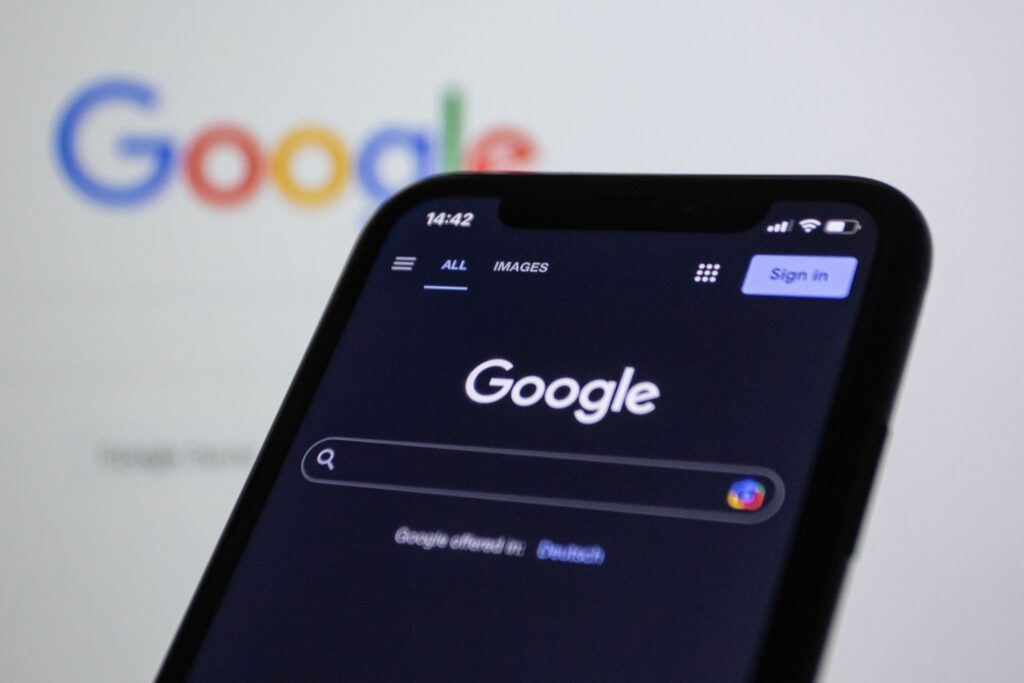 Akıllı telefon ekranında Google arama