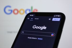 Akıllı telefon ekranında Google araması ve yerel işletme profili