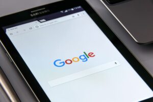 Google arama motoru ve yapay zeka reklamları görseli