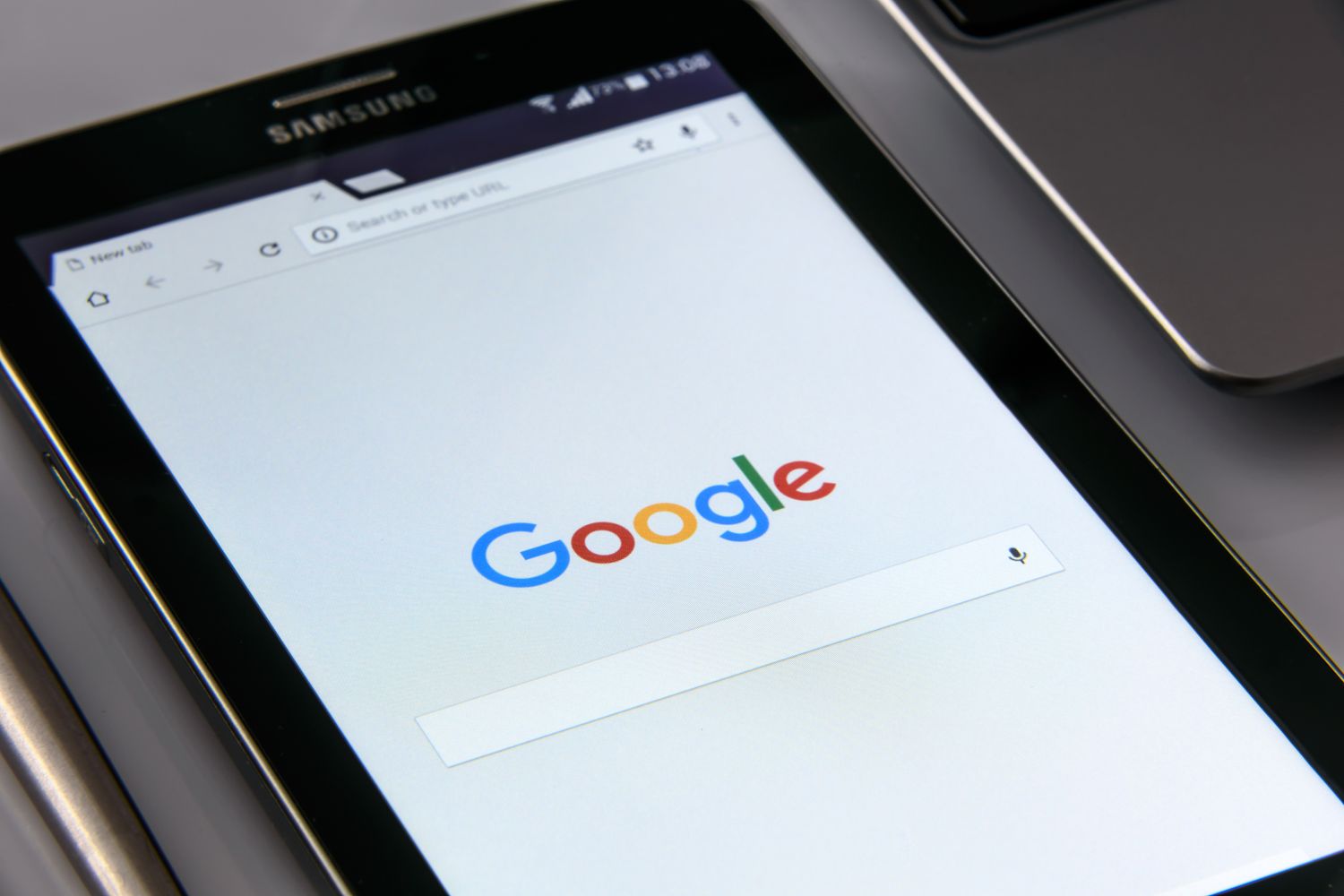 Google arama motoru ve yapay zeka reklamları görseli