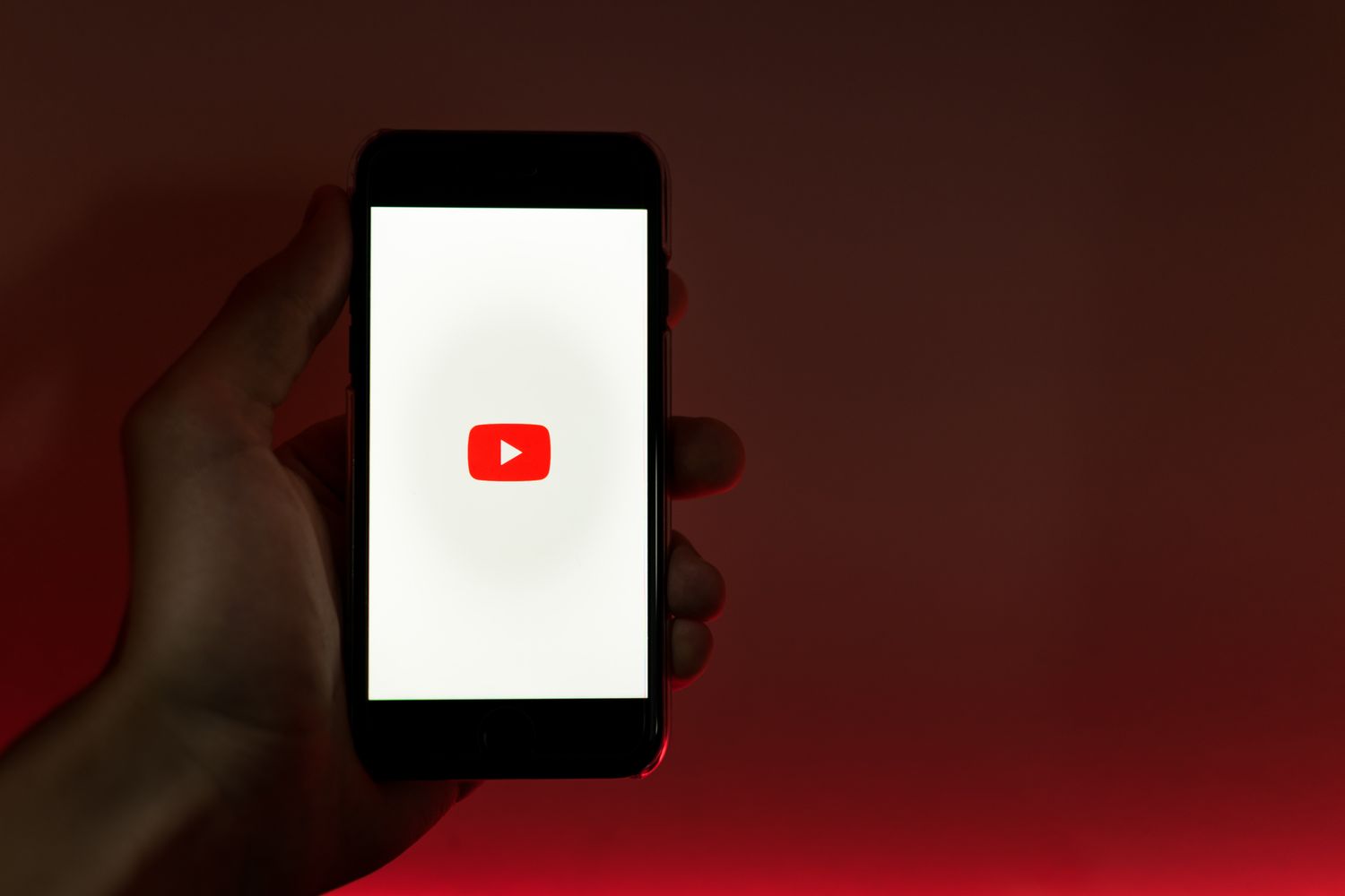 Elde tutulan akıllı telefonda YouTube uygulaması