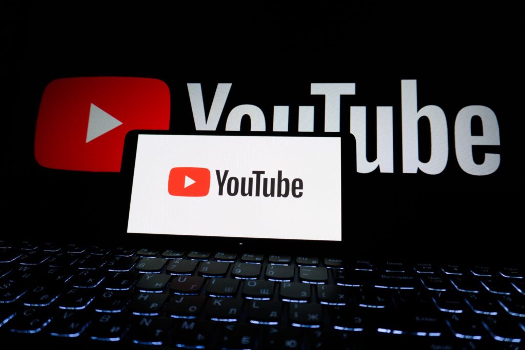 Dizüstü bilgisayar ekranında YouTube logosu