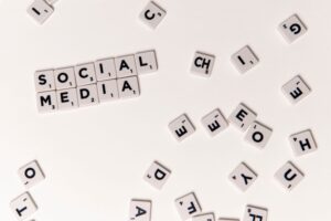 Sosyal medya uygulamalarını kullanan kişi, Facebook algoritma kontrolü