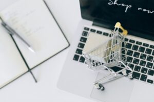 Telefonla online alışveriş ve canlı yayın satışını temsil eden görsel