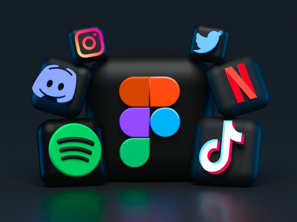 Akıllı telefon ekranında arama ve uygulama simgeleri