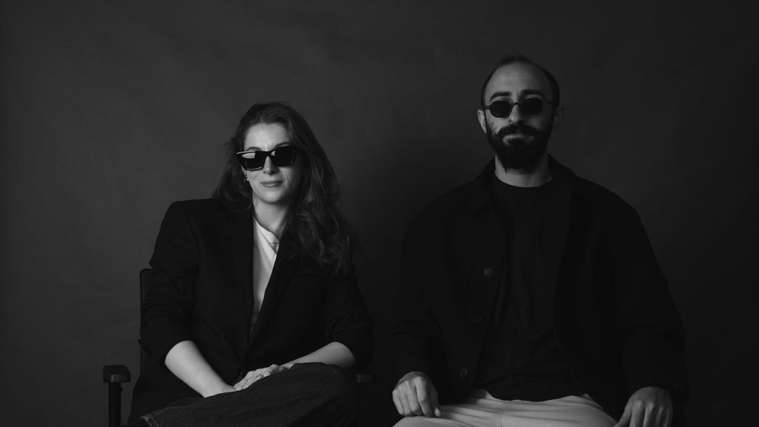 The Band Digital ekibi, siyah beyaz stüdyo portresi