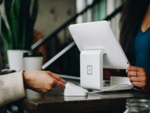 Küçük işletme ekibi müşteri mesajlarını telefon ve laptop üzerinden yönetiyor